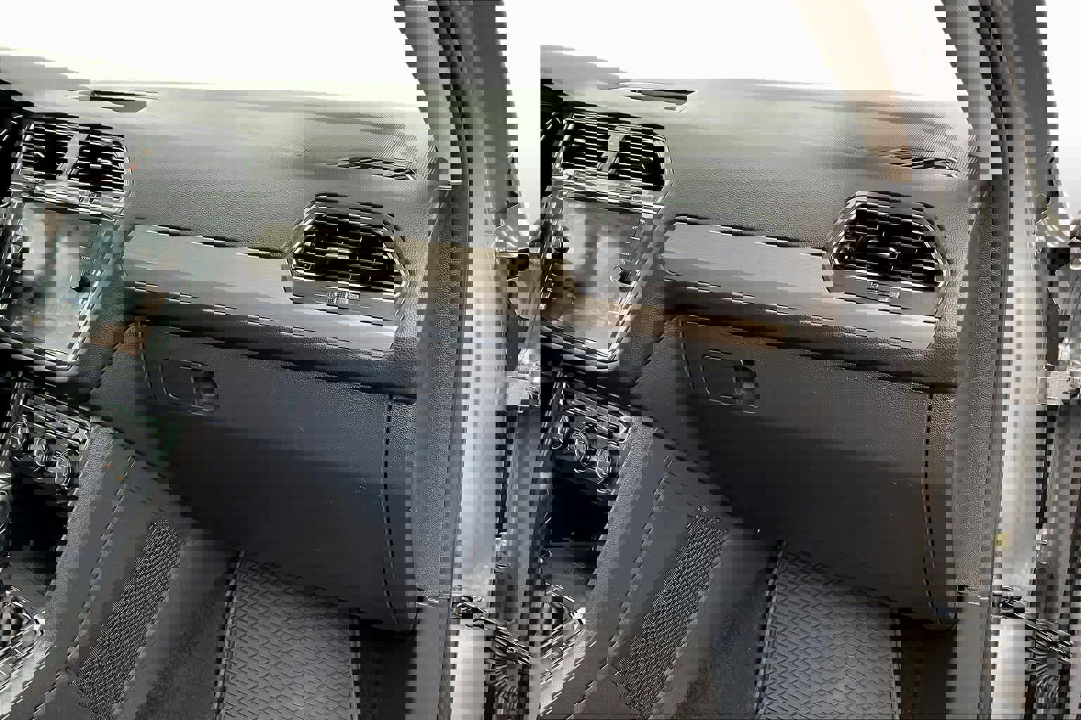 Used 2021 Volkswagen Tiguan SE image 17