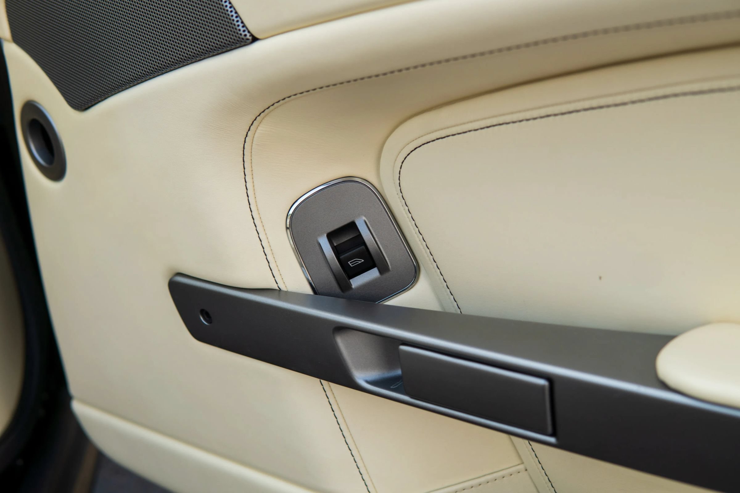 Used 2013 Aston Martin V8 Vantage Roadster RWD image 29