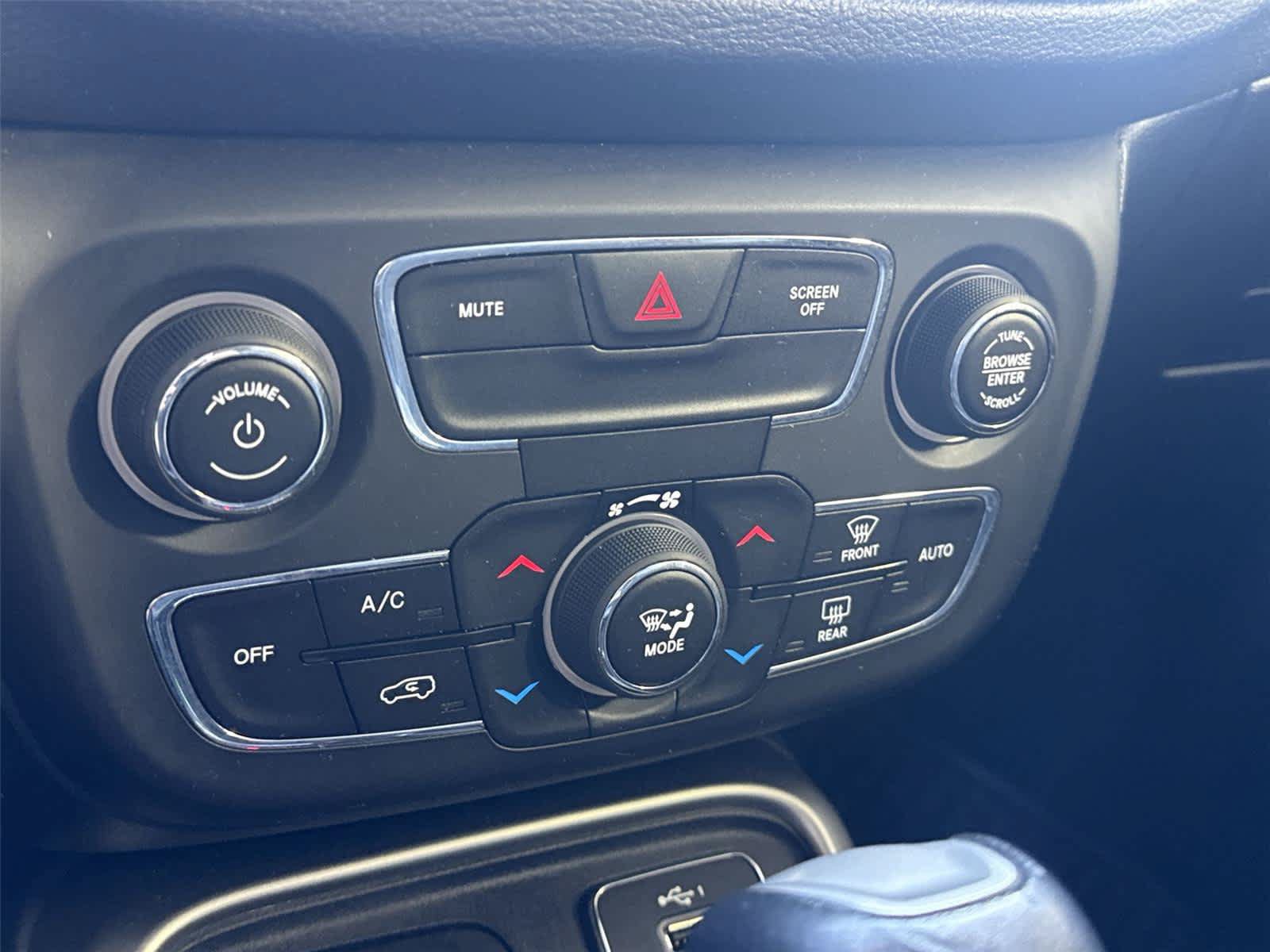 Used 2019 Jeep Compass Latitude w/ Cold Weather Group AWD/4WD image 17