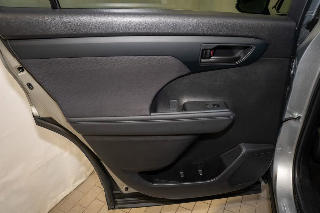 Used 2024 Toyota Highlander LE image 11