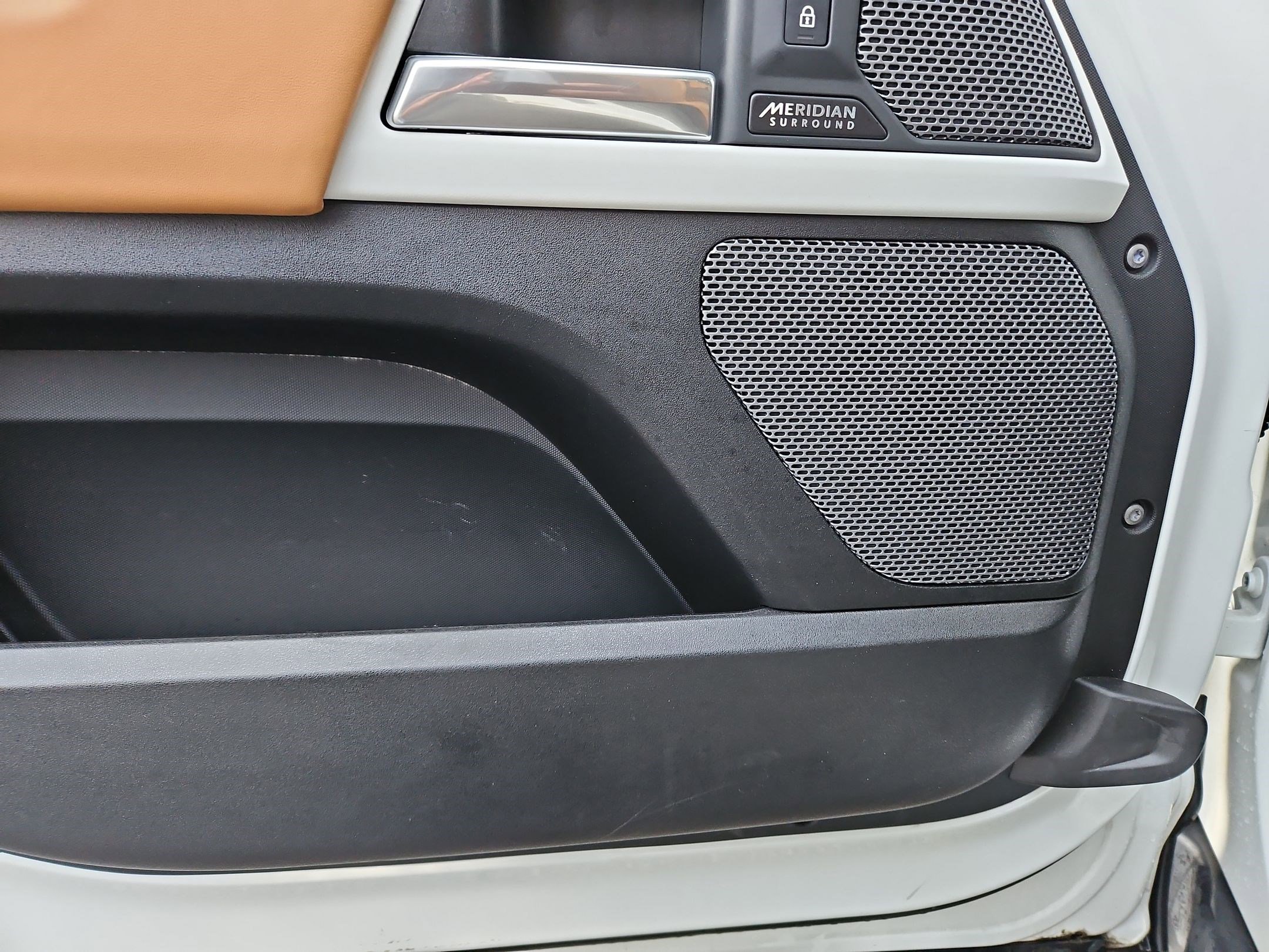 Used 2023 Land Rover Defender 110 SE image 17