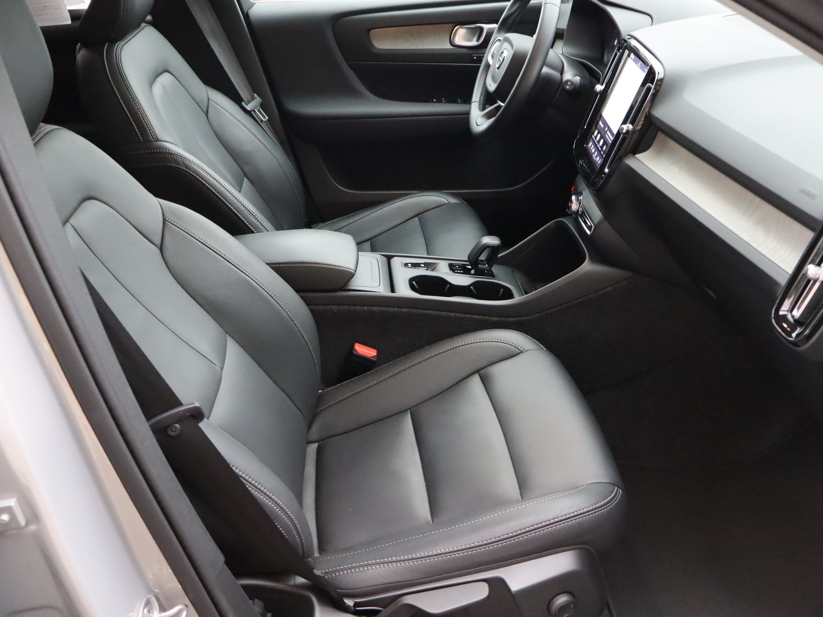 Used 2025 Volvo XC40 B5 Core AWD/4WD image 36