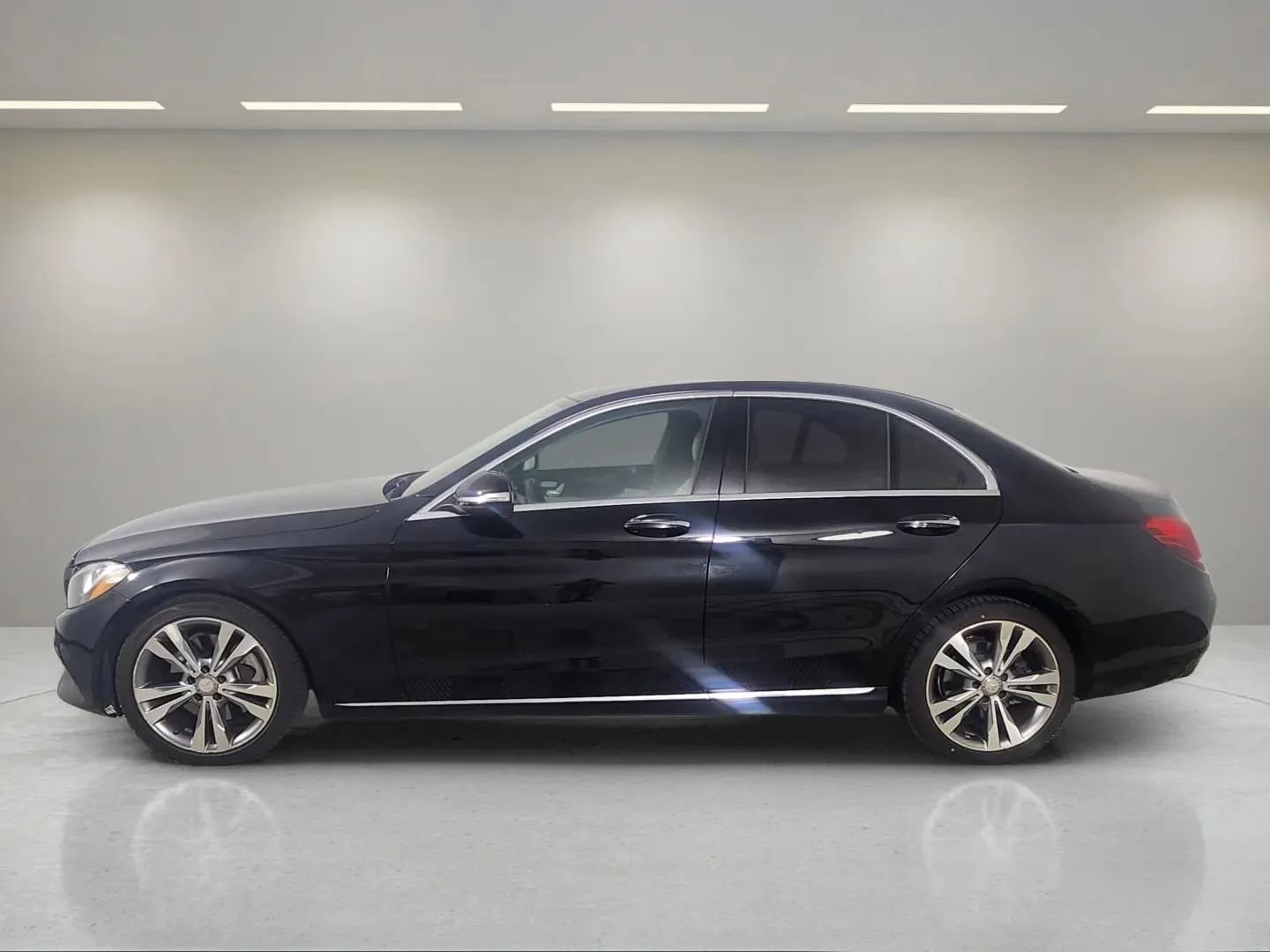 Used 2015 Mercedes-Benz C 300 Sedan image 4