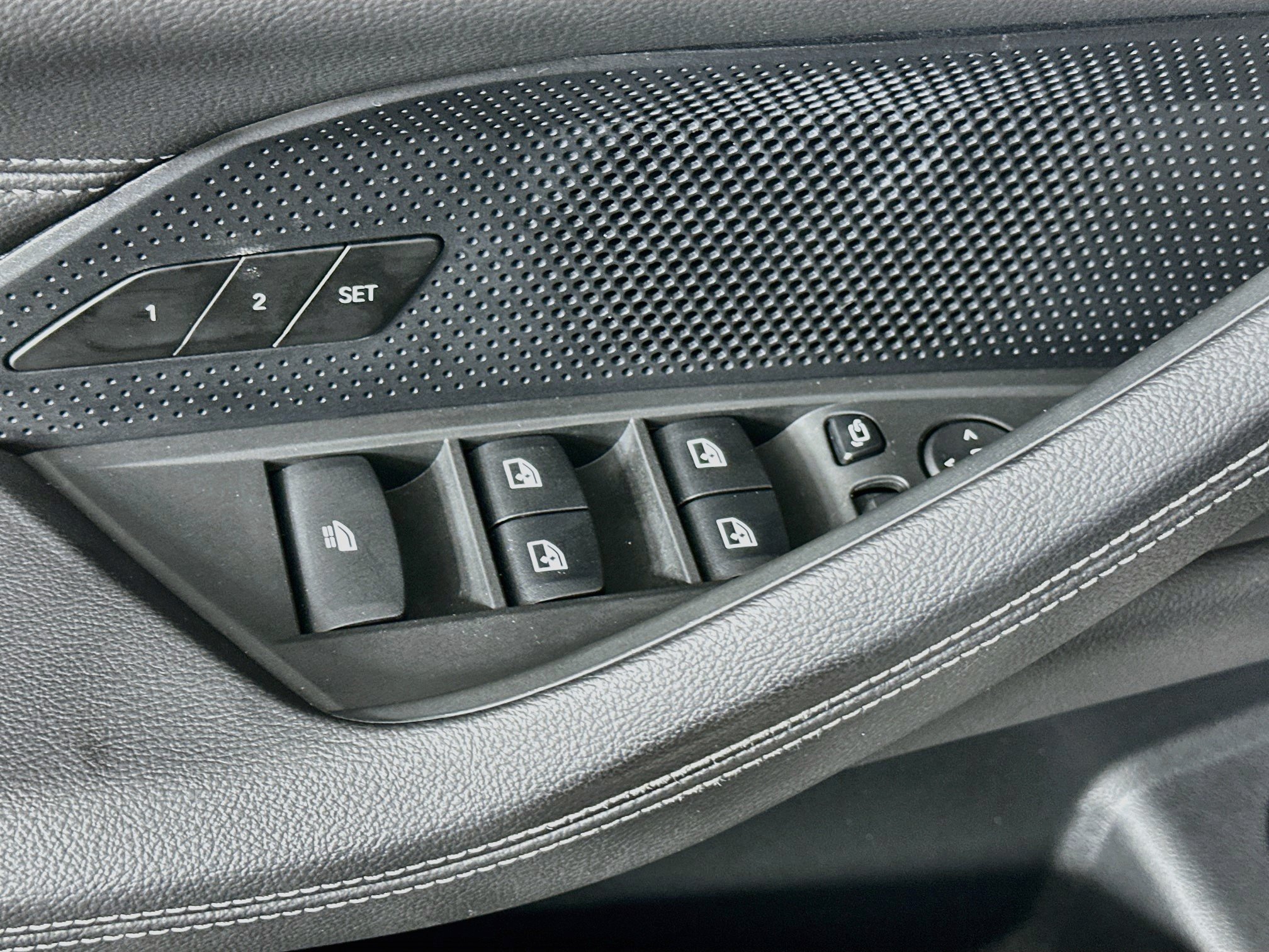 Used 2025 BMW M440i Convertible RWD image 15