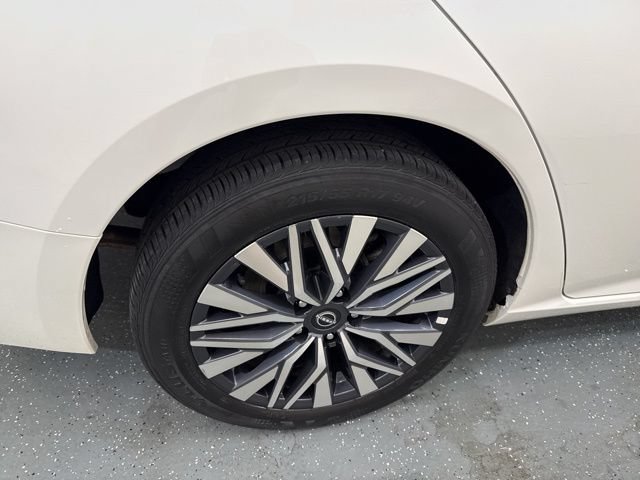 Used 2025 Nissan Altima 2.5 SV FWD image 9