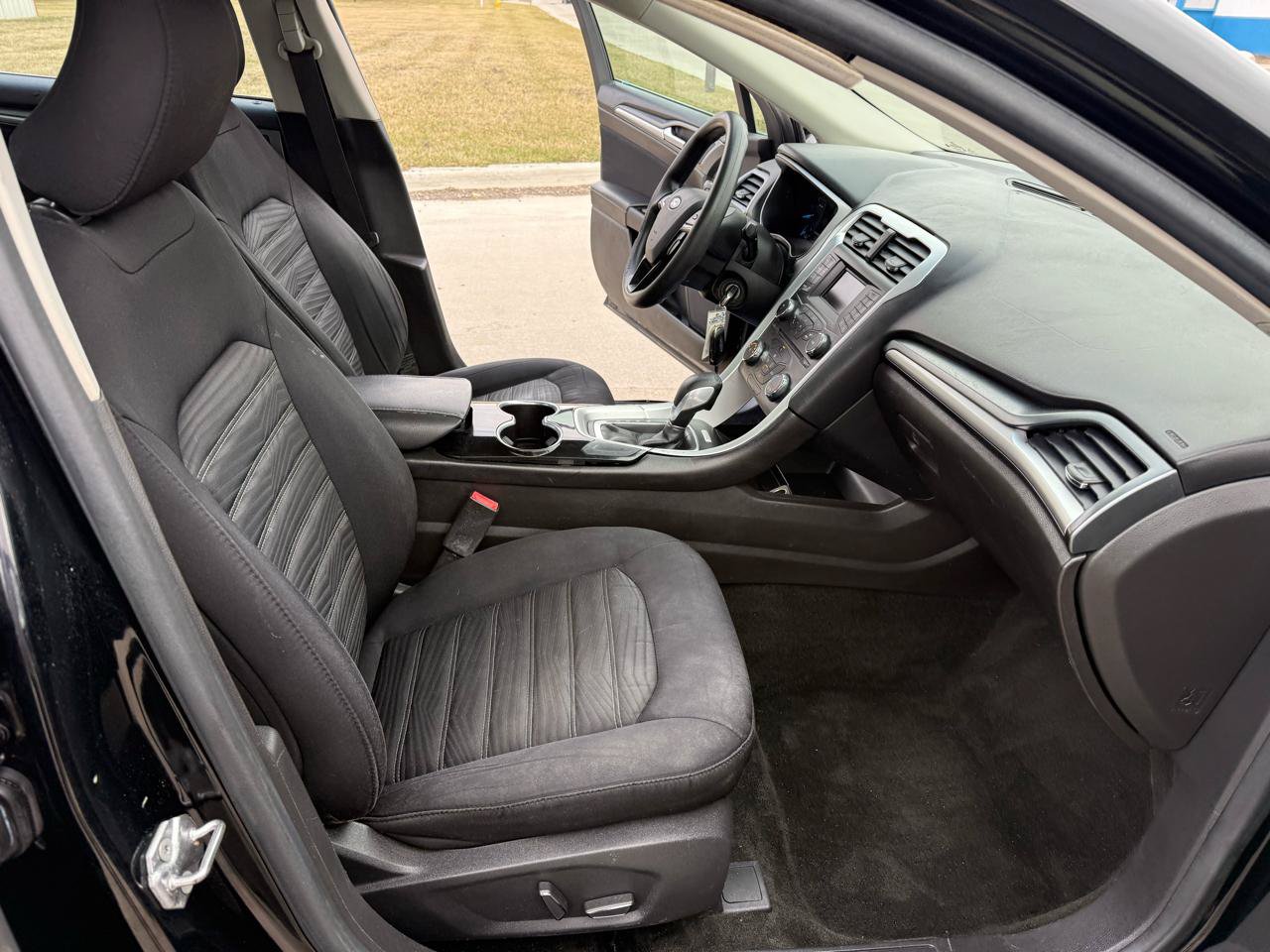 Used 2016 Ford Fusion SE FWD image 18