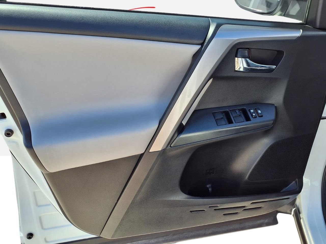 Used 2018 Toyota RAV4 XLE AWD/4WD image 14
