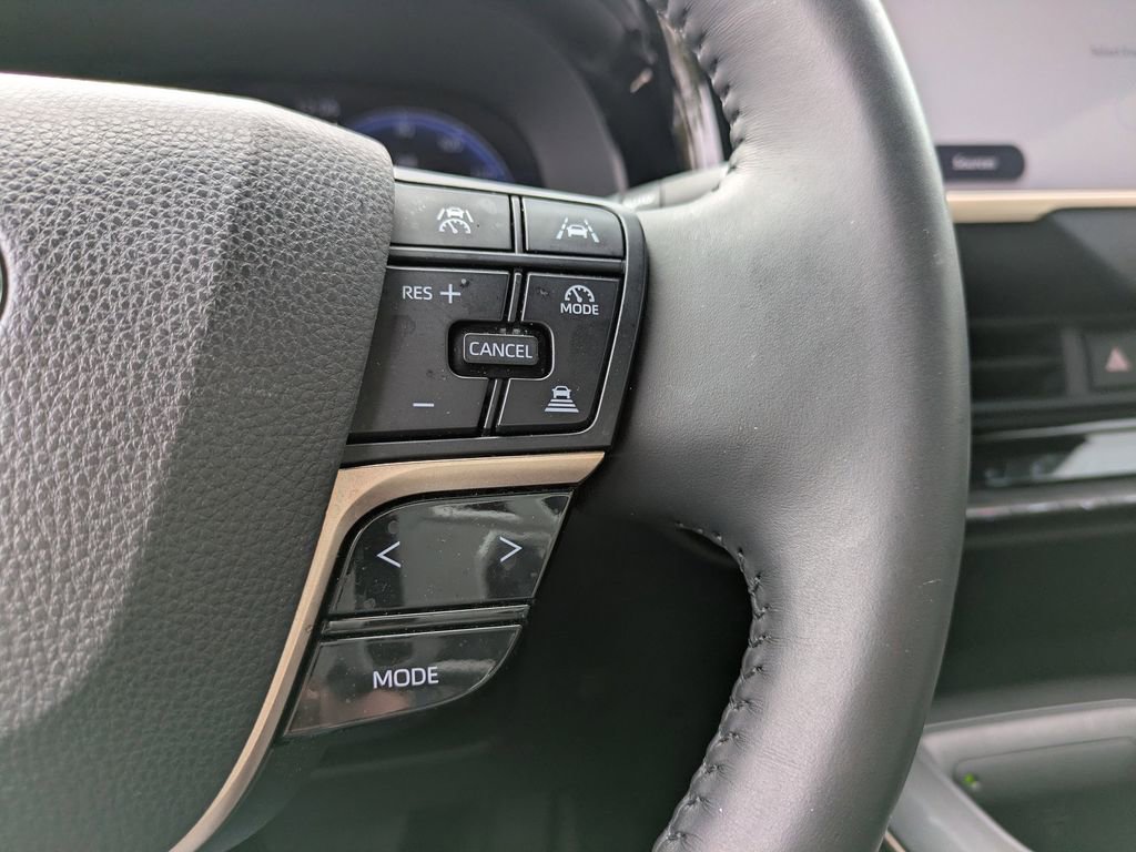 Used 2023 Toyota Crown Limited image 24