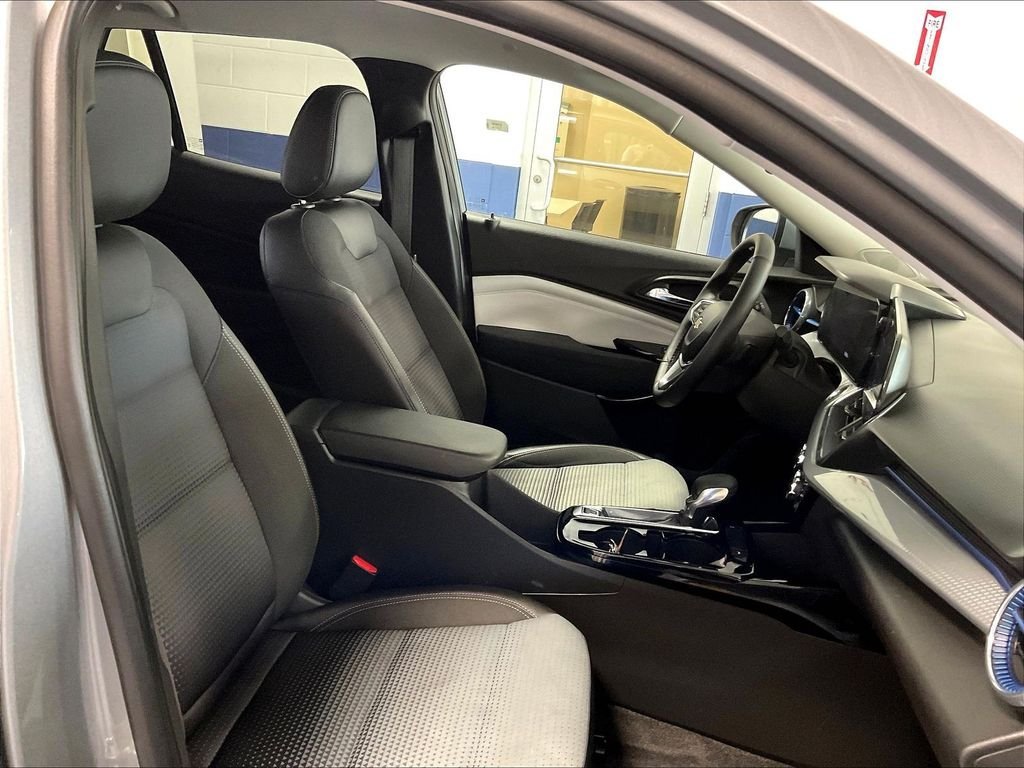 Used 2025 Chevrolet Trax LT w/ LT Convenience Package FWD image 11