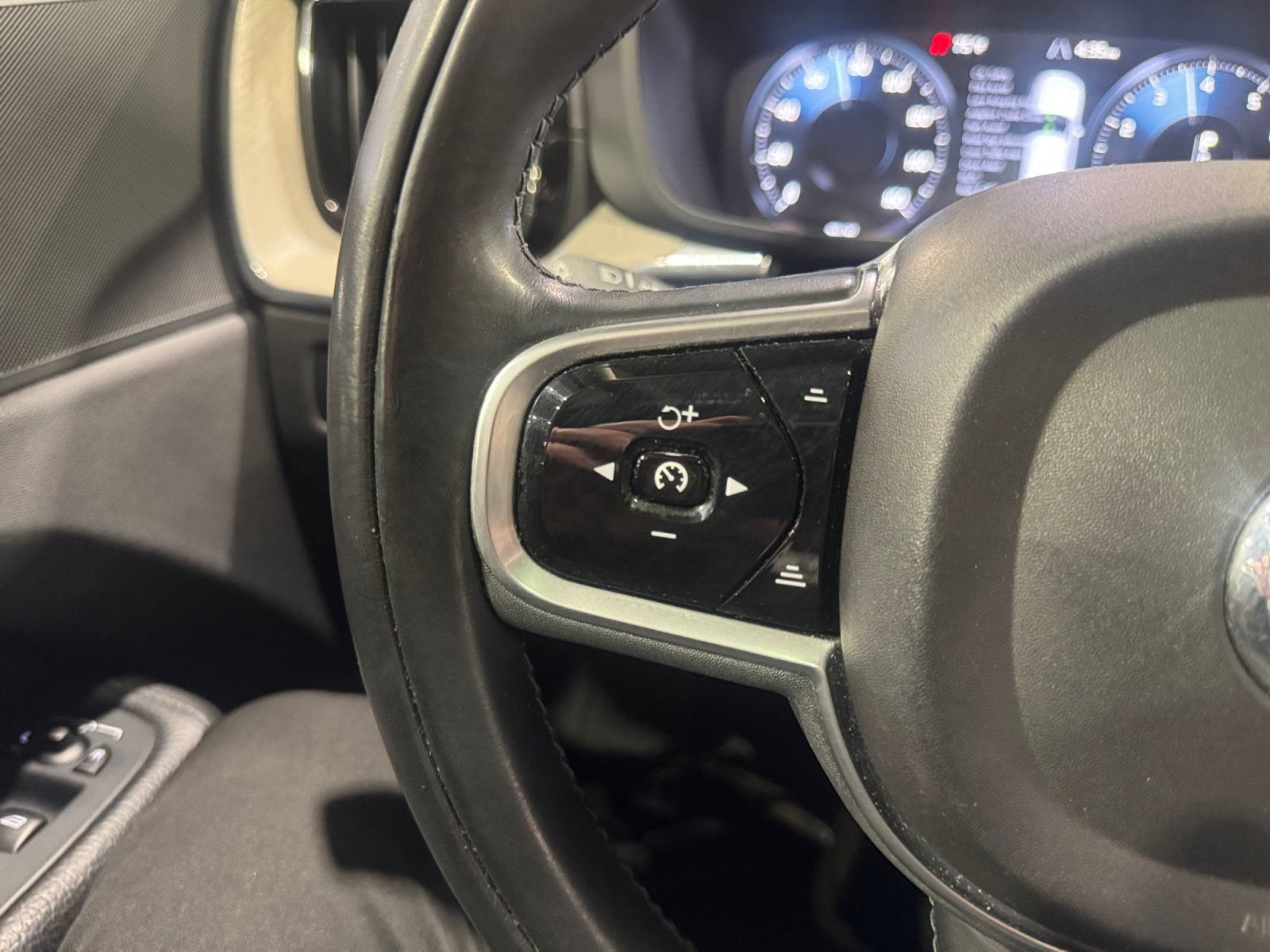 Used 2018 Volvo XC60 T6 Inscription w/ Convenience Package AWD/4WD image 19