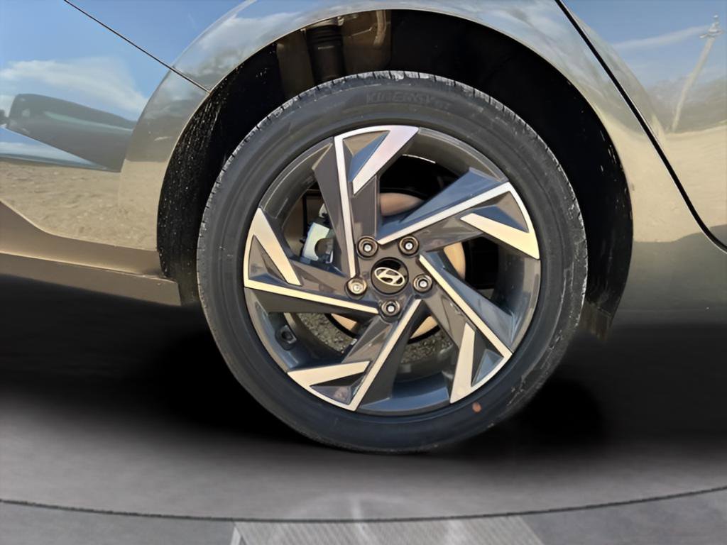 Used 2025 Hyundai Elantra SEL FWD image 17