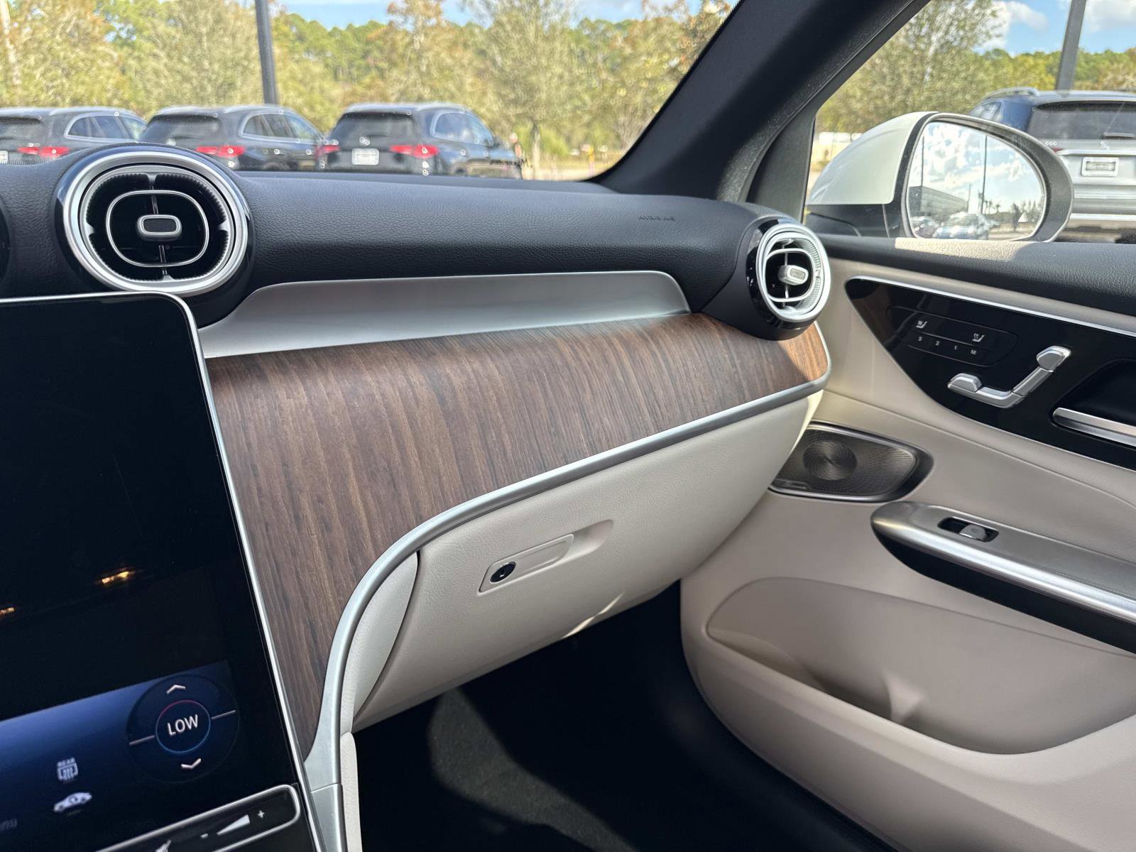 Used 2025 Mercedes-Benz GLC 300 image 25