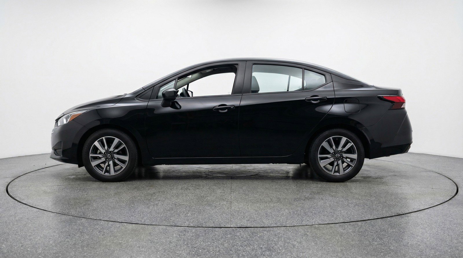 Used 2025 Nissan Versa SV image 5