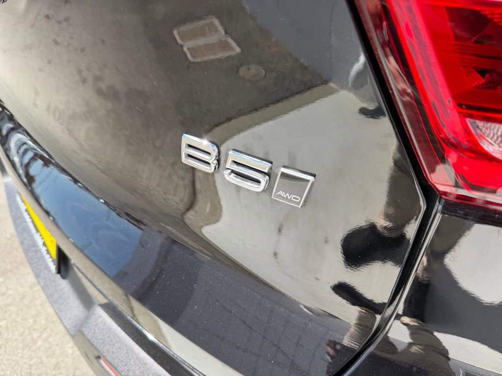 Used 2025 Volvo XC40 B5 Plus image 12