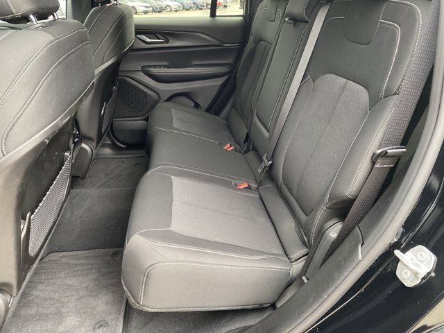 Used 2024 Jeep Grand Cherokee Laredo image 33