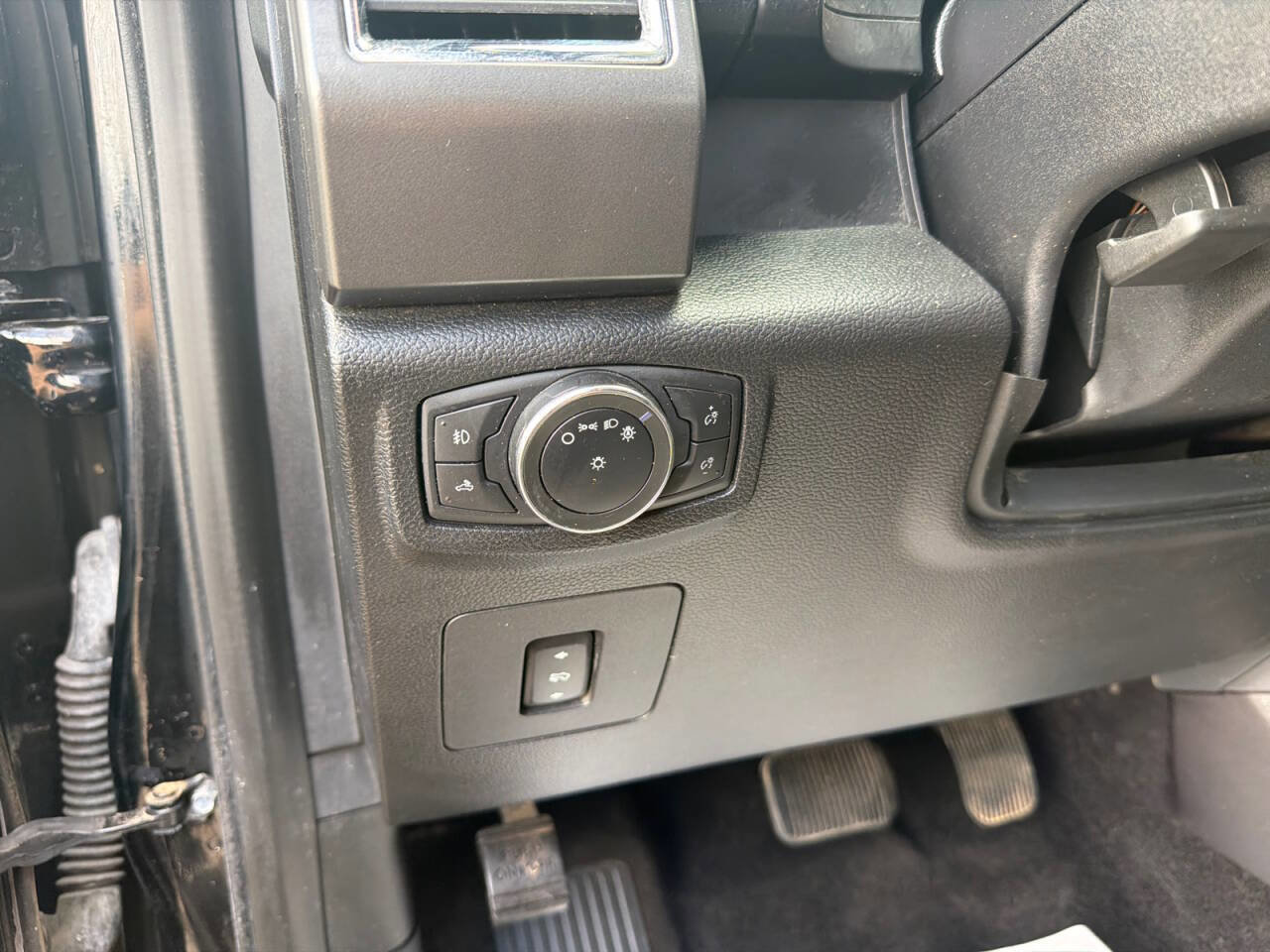 Used 2017 Ford F150 XLT w/ Equipment Group 302A Luxury image 11