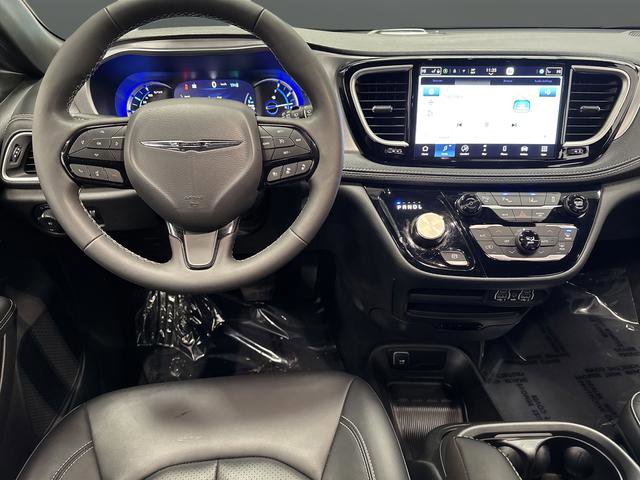 Used 2024 Chrysler Pacifica Select image 5