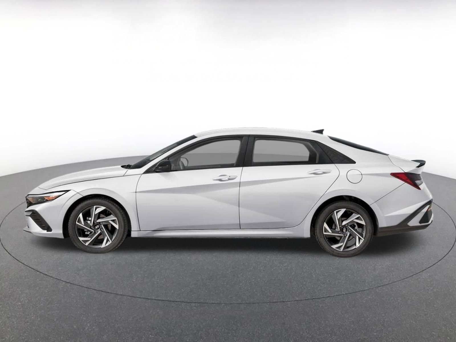 Used 2026 Hyundai Elantra Sport FWD image 3