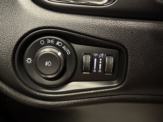 Used 2019 Jeep Renegade Altitude w/ Quick Order Package 2XM FWD image 25