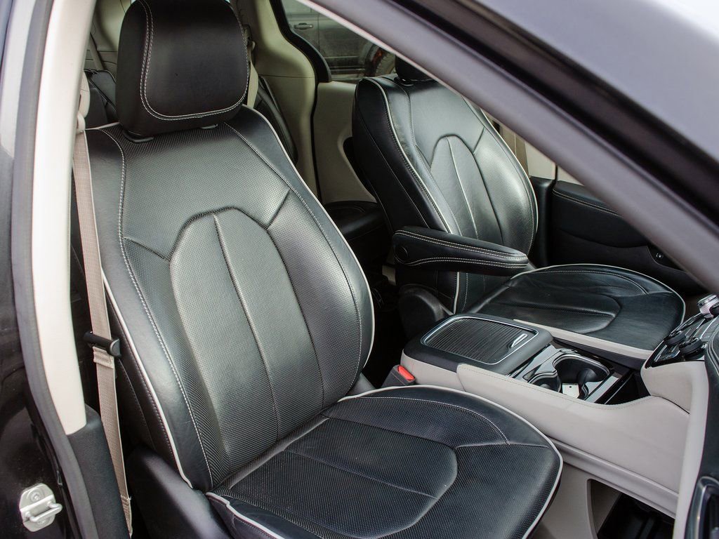 Used 2023 Chrysler Pacifica Limited image 36