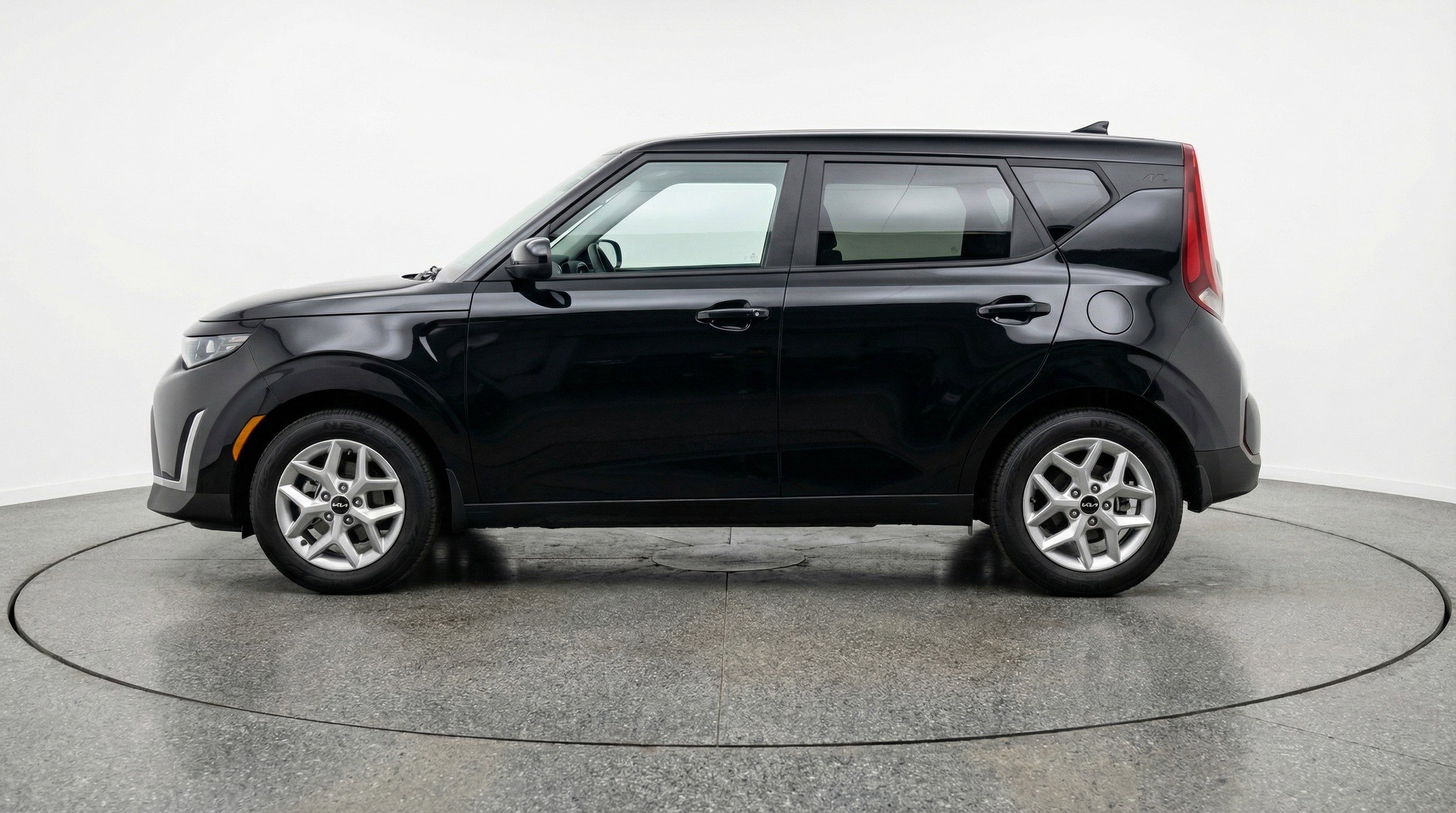 Used 2025 Kia Soul LX w/ LX Technology Package image 5