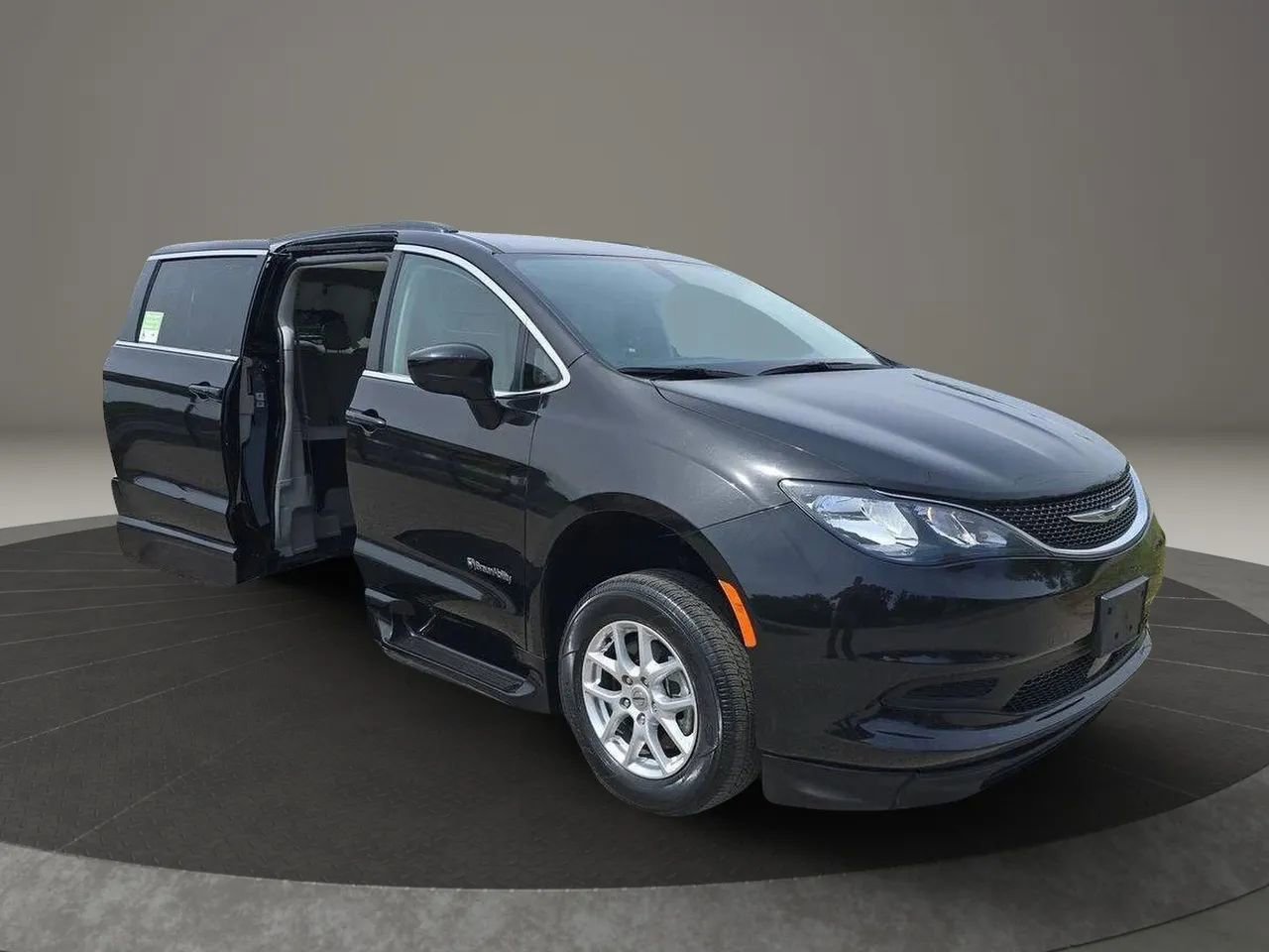 Used 2021 Chrysler Voyager Lxi FWD image 2