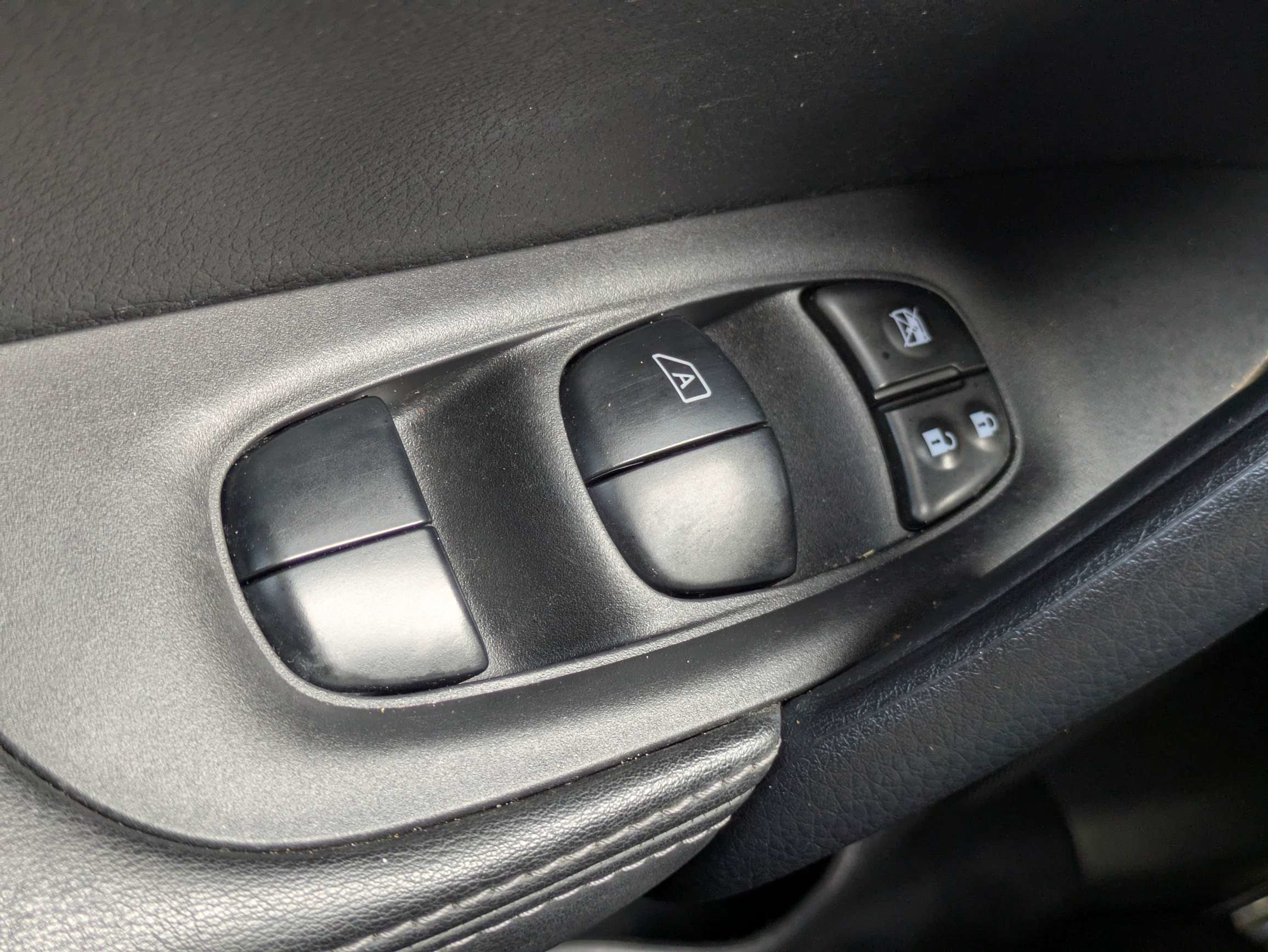 Used 2022 Nissan Rogue Sport SL FWD image 12