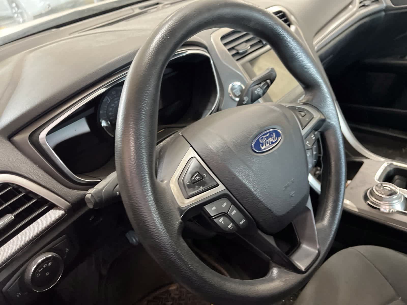 Used 2020 Ford Fusion SE FWD image 26