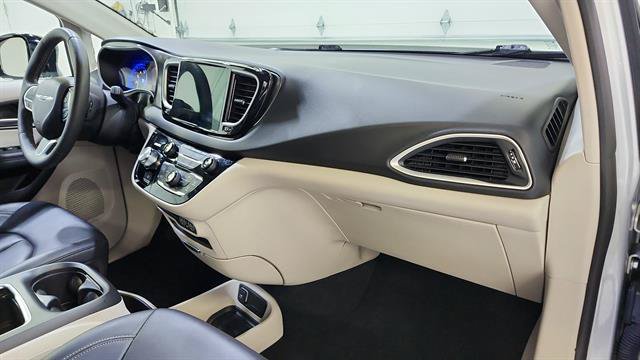 Used 2024 Chrysler Pacifica Touring-L FWD image 25