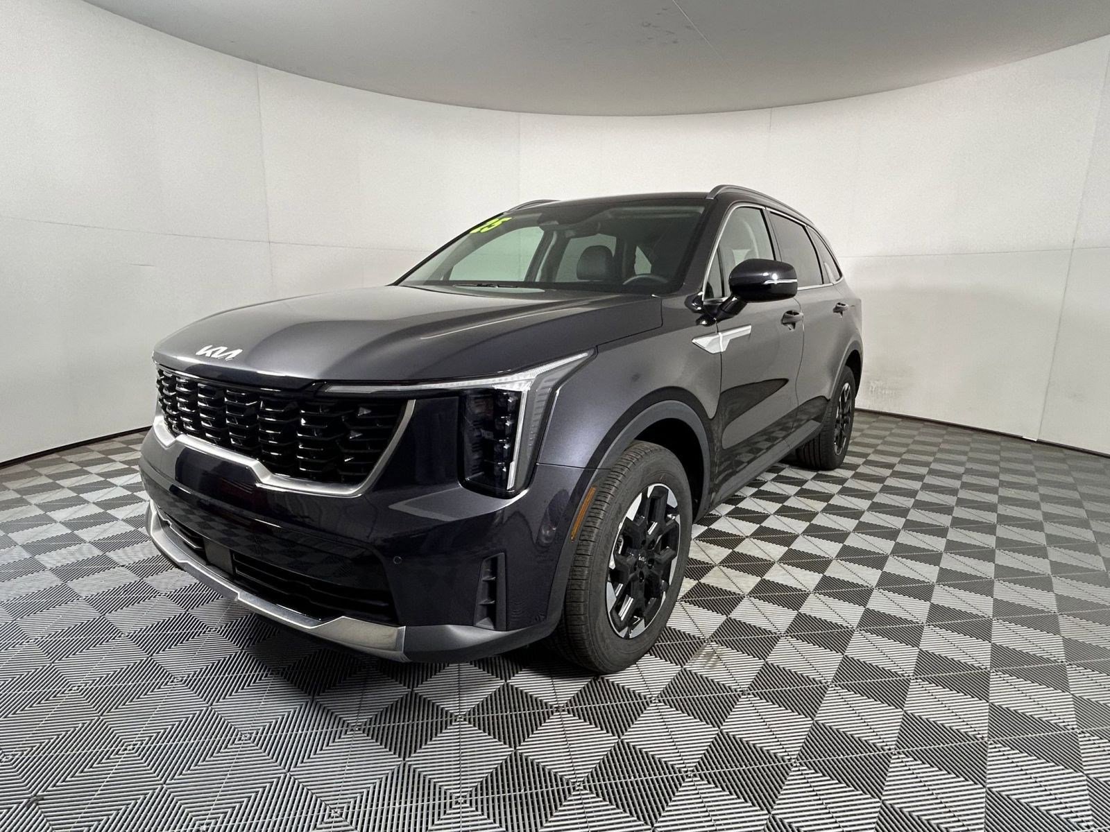 Certified 2025 Kia Sorento S image 3