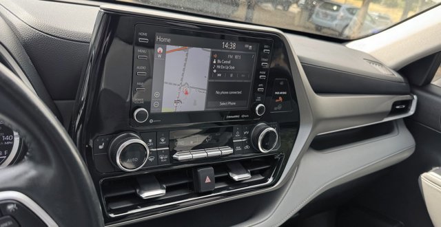 Used 2022 Toyota Highlander XLE AWD/4WD image 14