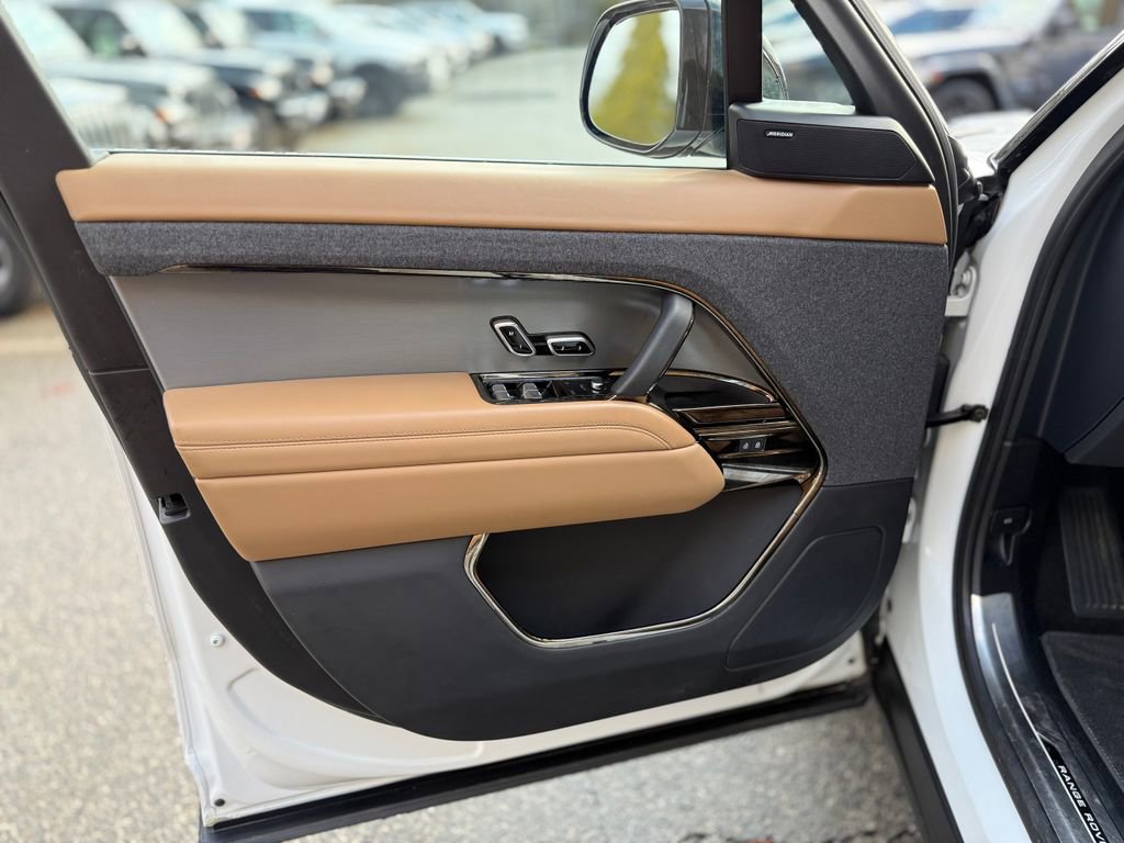 Used 2025 Land Rover Range Rover Sport SE image 19