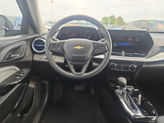 Used 2025 Chevrolet Trax LT FWD image 13