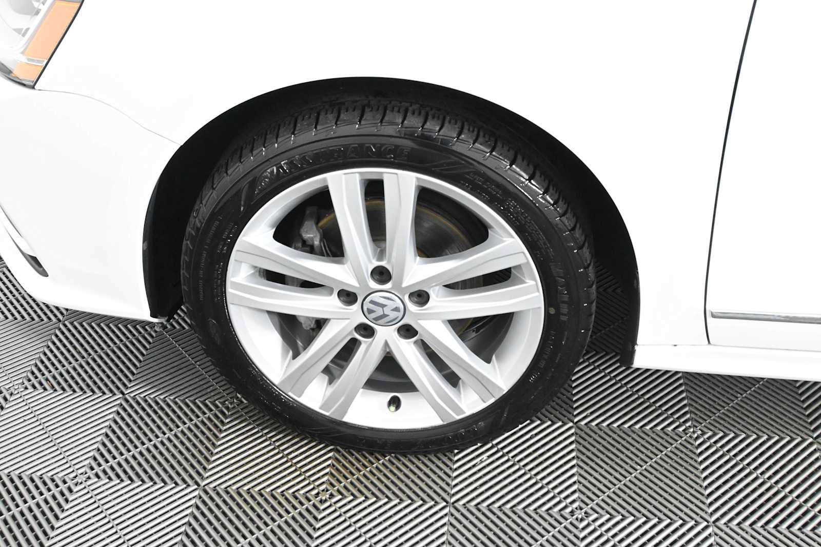 Used 2017 Volkswagen Jetta SEL FWD image 28