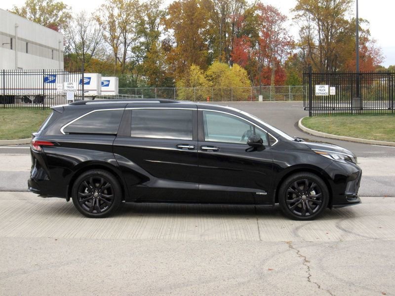 Used 2023 Toyota Sienna XSE image 9