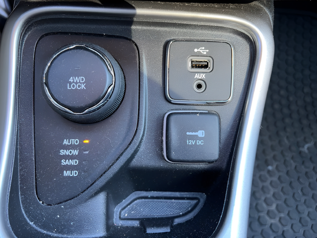 Used 2018 Jeep Compass Latitude w/ Safe & Security Group AWD/4WD image 28
