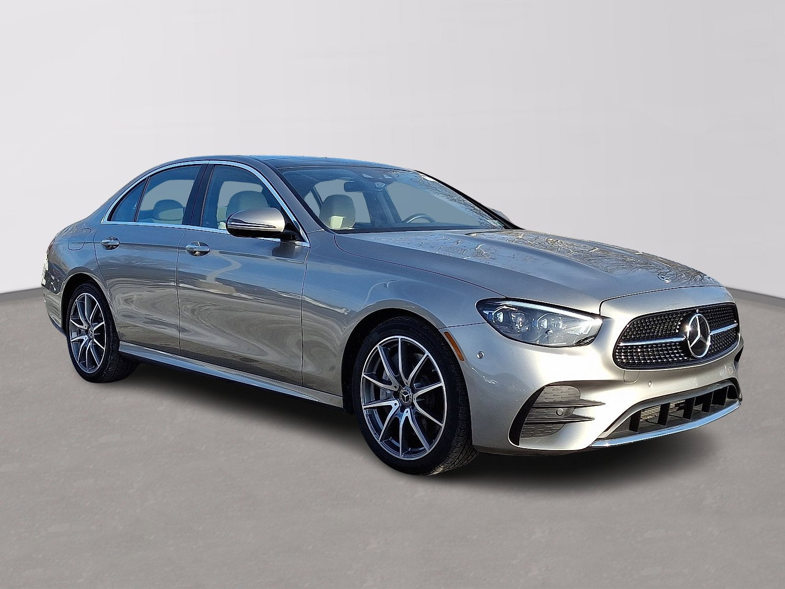 Used 2023 Mercedes-Benz E 350 4MATIC Sedan image 3