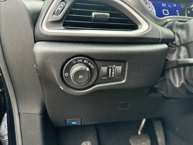 Used 2025 Chrysler Pacifica Select FWD image 26