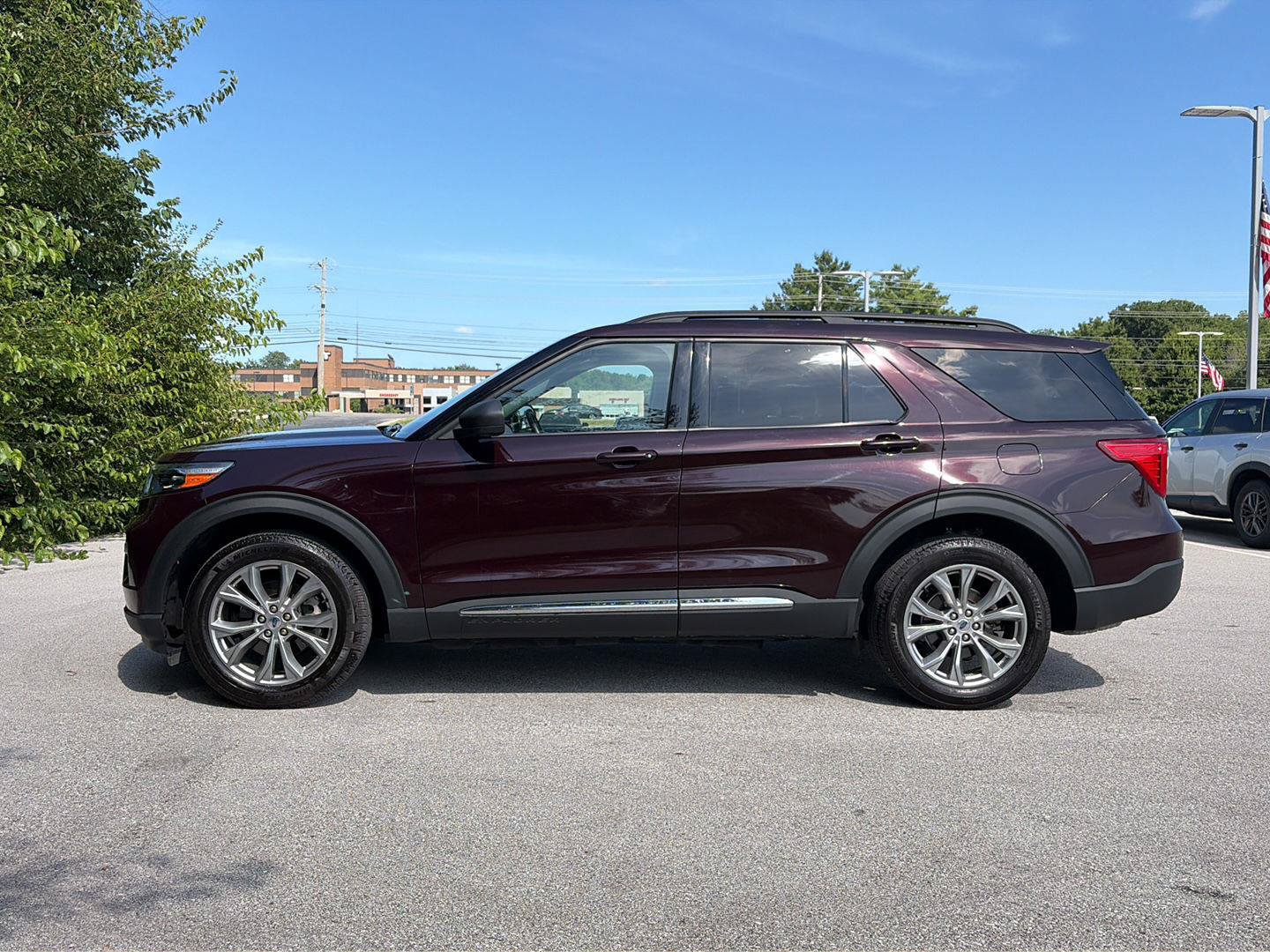Used 2023 Ford Explorer XLT w/ Equipment Group 202A AWD/4WD image 2