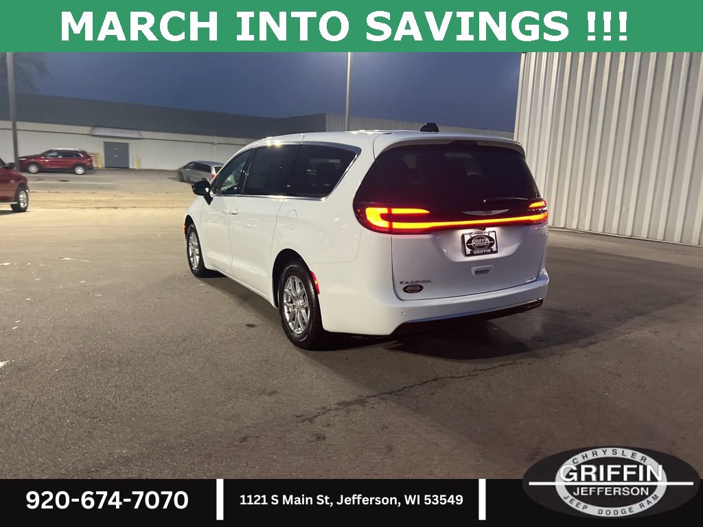 New 2026 Chrysler Pacifica Select image 13