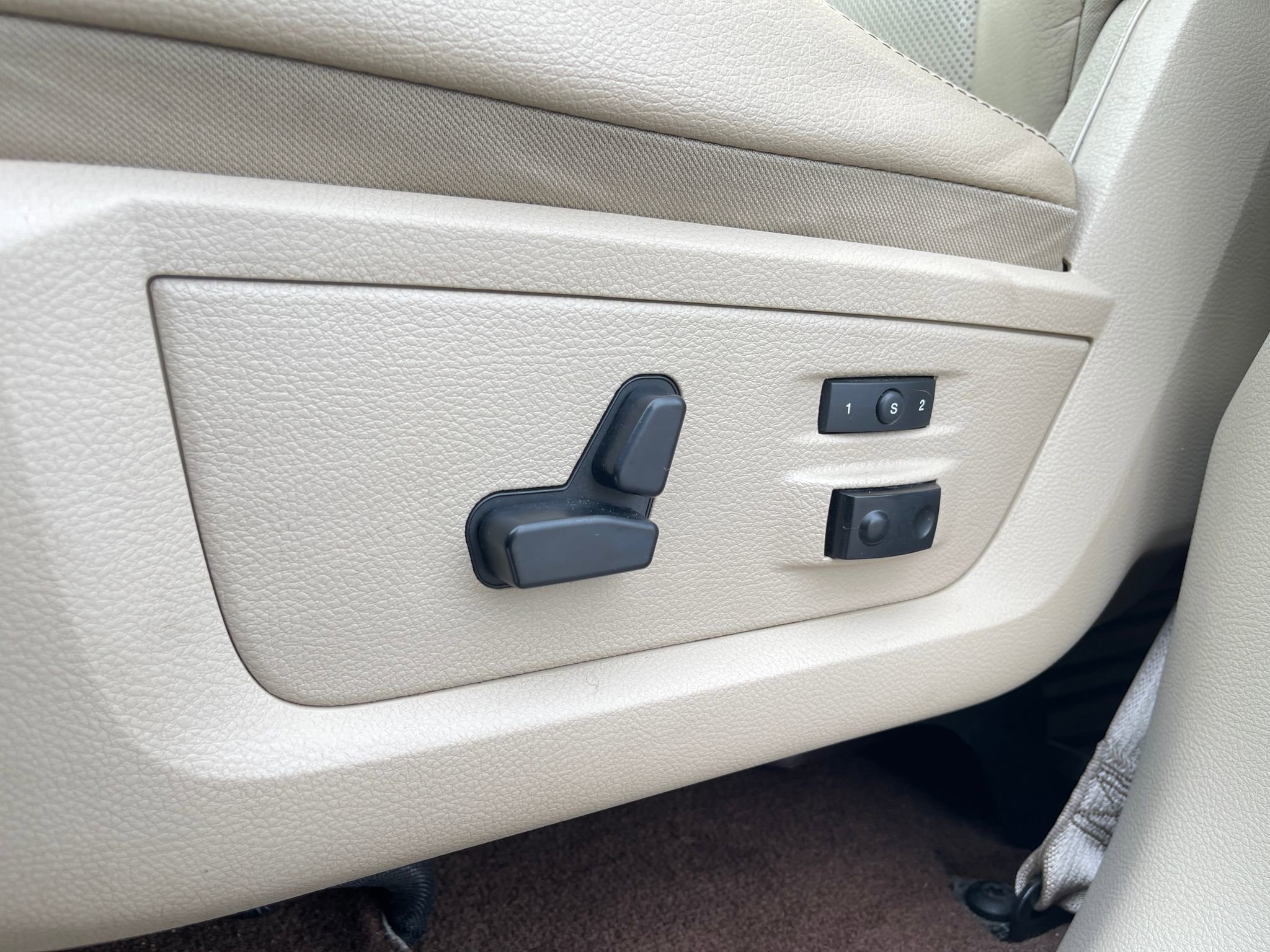 Used 2016 RAM 2500 Laramie w/ Cold Weather Group image 15