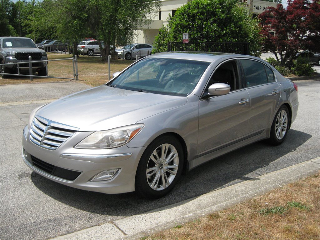 Used 2013 Hyundai Genesis 3.8 w/ Technology Pkg RWD image 8