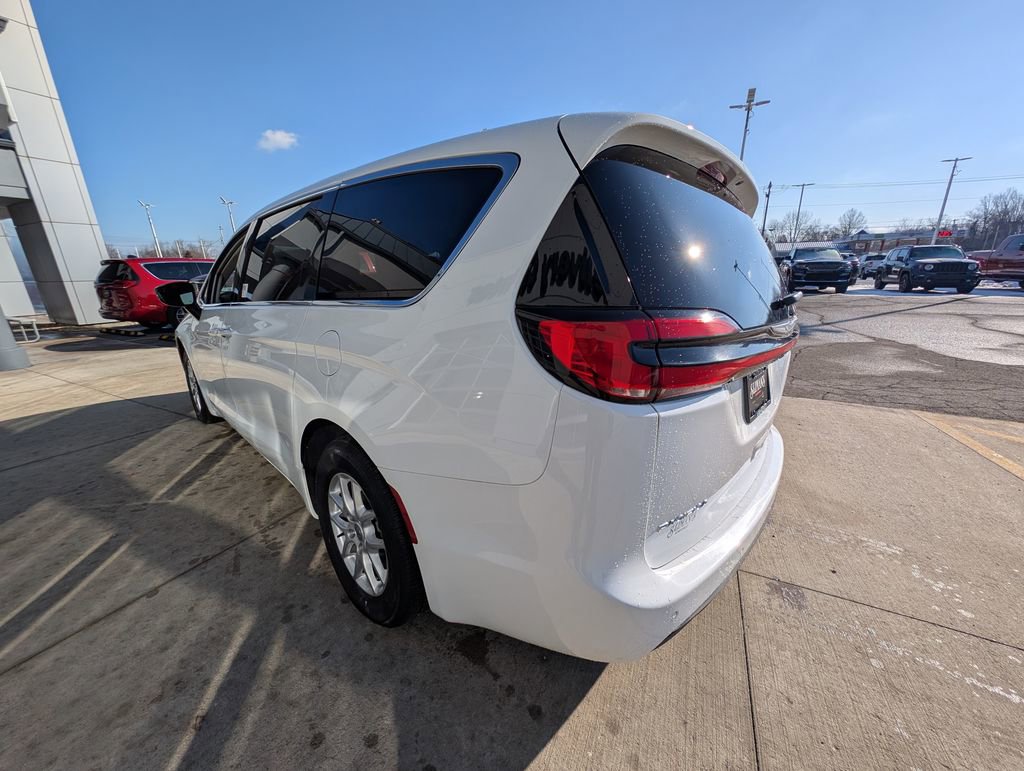 Used 2024 Chrysler Pacifica Touring-L image 6