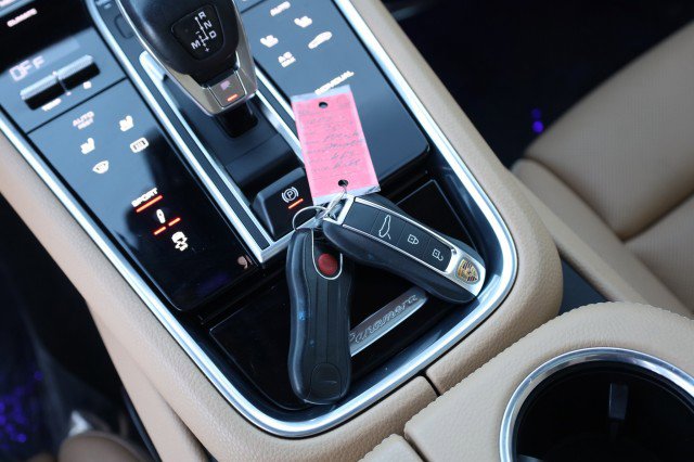 Used 2017 Porsche Panamera image 34