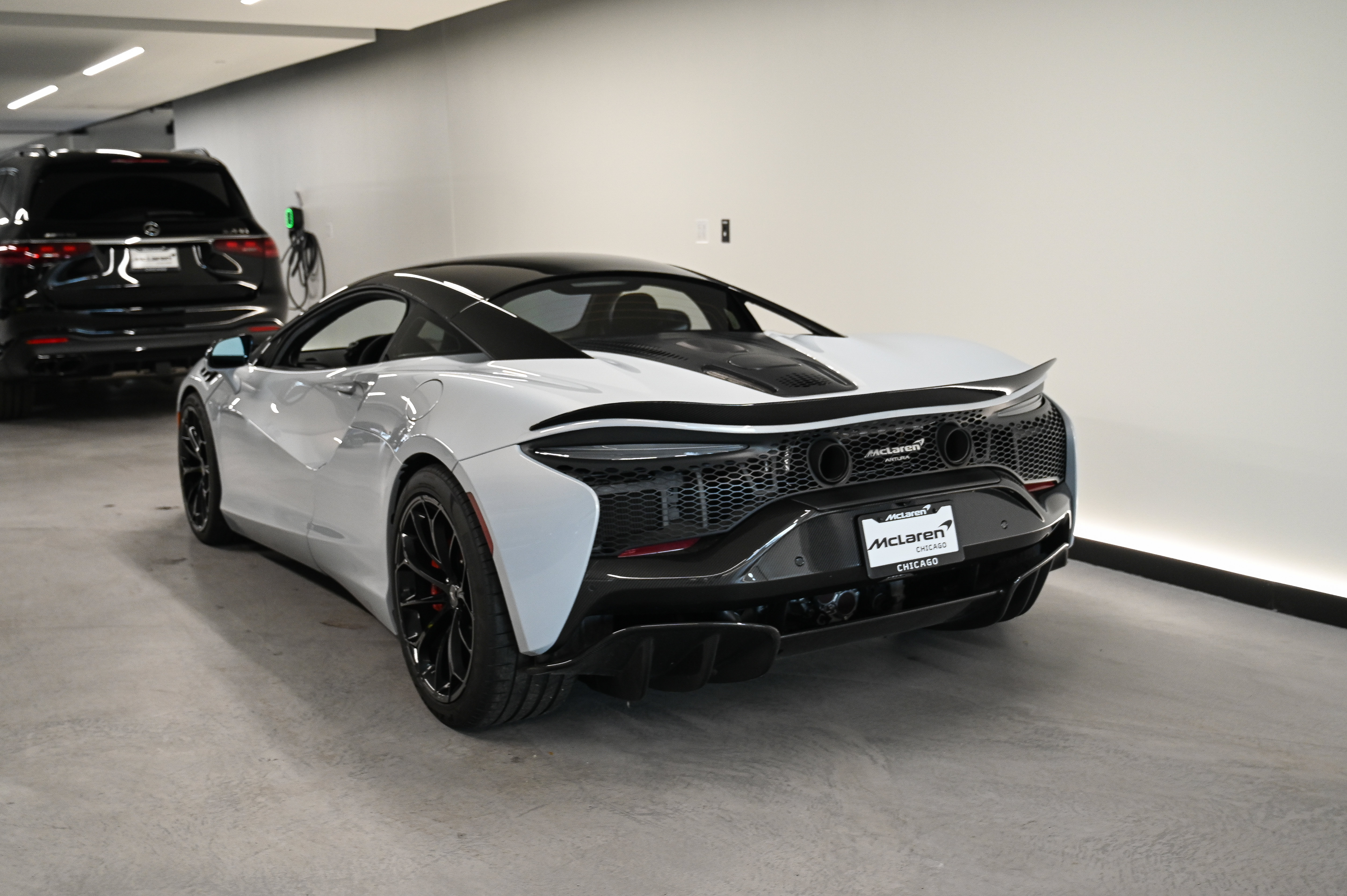 Used 2023 McLaren Artura RWD image 15