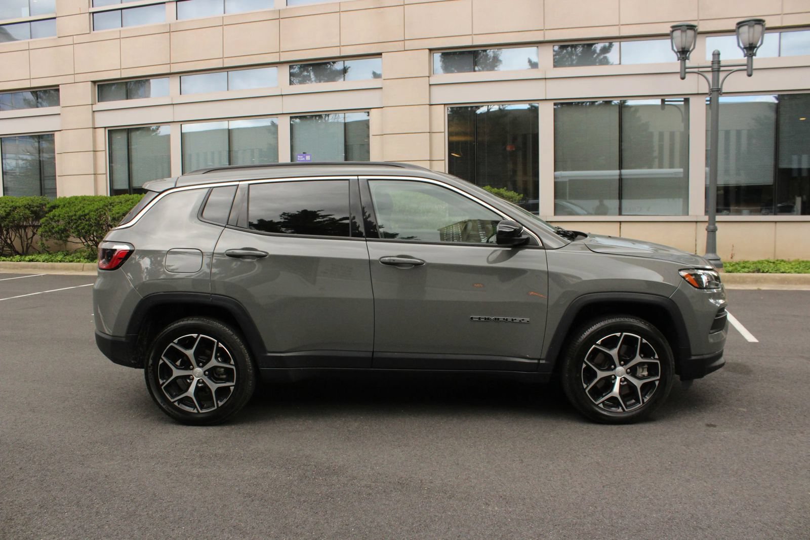 Used 2024 Jeep Compass Latitude AWD/4WD image 6