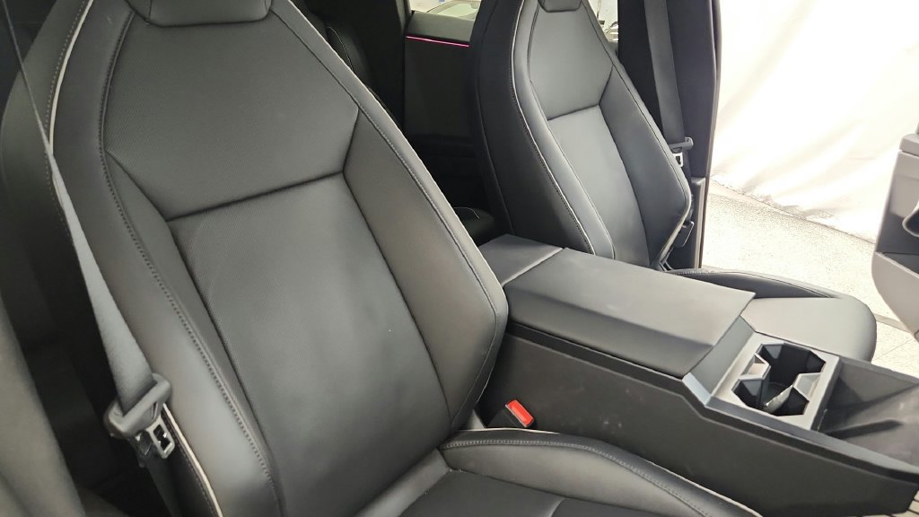 Used 2024 Tesla Cybertruck AWD Crew Cab image 23