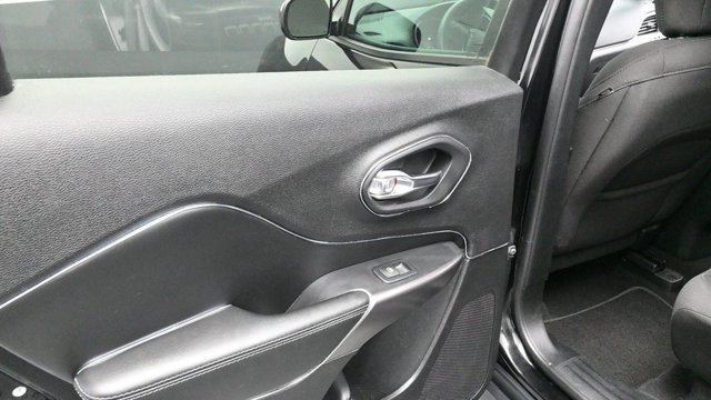 Used 2020 Jeep Cherokee Latitude FWD image 16