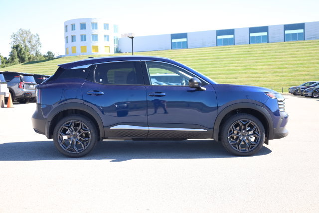 New 2027 Nissan Kicks SR w/ SR Premium Package FWD image 4