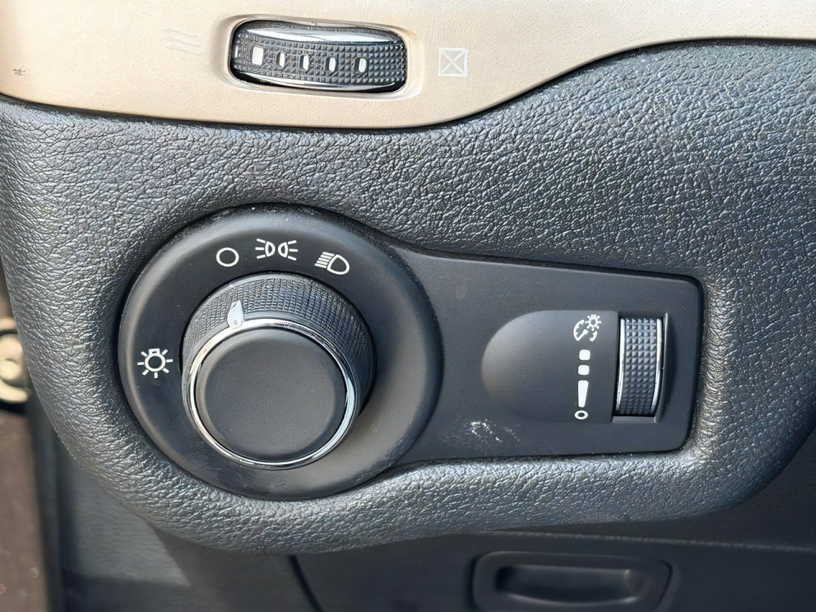 Used 2016 Jeep Cherokee Sport FWD image 17